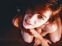 topless webcamgirl CleoCharm