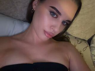 naughty camgirl masturbating with dildo RhiannonJumper