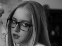 cam girl playing with dildo SheliaEdwards
