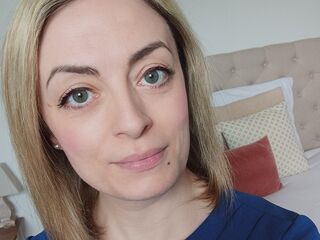 camslut fingering shaved pussy BiancaLuxe