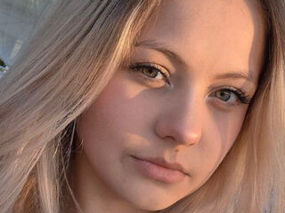 girl fingering bald pussy CarissaRolark