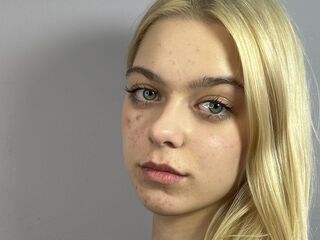 girl showing tits GerryThoburn