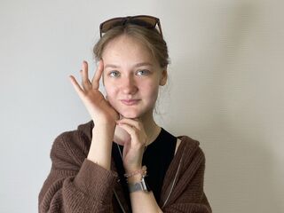 girl showing tits GwendolynBucey
