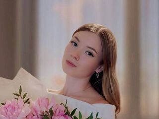 camgirl playing with vibrator JaniseServoss