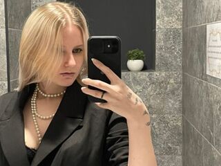 cam girl masturbating with sextoy JenaeMcquillen