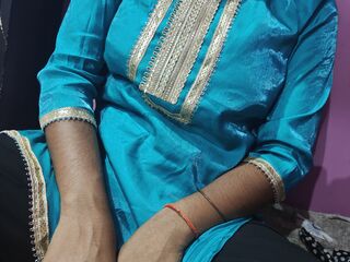 camgirl fingering bald pussy LishaLiya