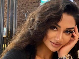 camgirl playing with vibrator MayaDastrup